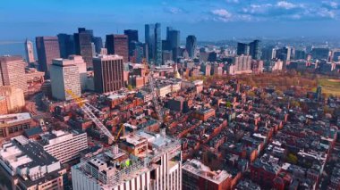 Yüksek binadaki inşaat vinçleri. İHA görüntüleri Boston, Massachusetts, ABD şehir merkezine yaklaşıyor..