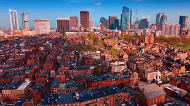 Boston, Massachusetts, ABD 'nin eski tuğla mimarisinin üzerindeki görüntüler. Arkaplanda yüksek binalar.