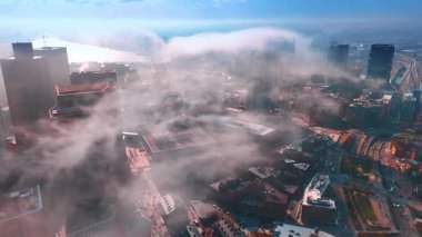 Kalın sis modern şehrin üzerine yayılır. Boston, Massachusetts, ABD üzerinde insansız hava aracı görüntüleri. Hava kirliliği kavramı.
