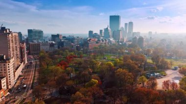 Sonbahar mevsiminde renkli ağaçları olan muhteşem bir park. Boston, Massachusetts, ABD 'ye yaklaşan insansız hava aracı görüntüleri..