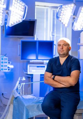 Cerrah emin bir şekilde ameliyathanede. Önlüklü cerrah, iyi ışıklandırılmış, gelişmiş bir ameliyathanede oturuyor ve temiz ve düzenli bir ortam yaratıyor..