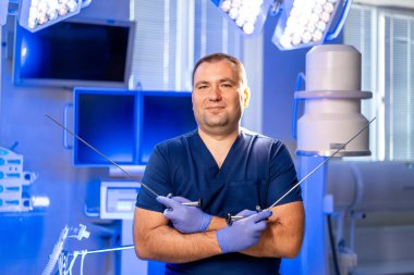 Cerrah ameliyata hazırlanıyor. Yetenekli bir cerrah, modern bir ameliyathanede hazır bekliyor..