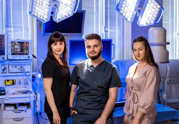 Ameliyathanede tıbbi ekip var. Sağlık uzmanları, uzmanlıklarını sergileyerek son teknoloji ürünü bir cerrahi süitte güvenle işbirliği yapıyorlar..