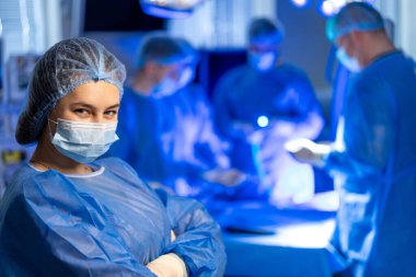 Ameliyathanede bir cerrah var. Bir cerrah kendine güvenerek ameliyathanede durur ve meslektaşlarını titizlikle ameliyat ederken gözlemler..