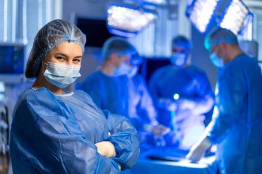 Cerrah ameliyata hazır. Bir cerrah ameliyata hazırlanırken kendine güvenerek ameliyathanede durur..