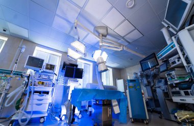 Modern cerrahi ameliyathane düzeneği. Steril bir ameliyathane ameliyata hazır. Gelişmiş tıbbi ekipman ve parlak teçhizatla dolu..