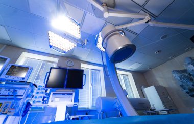 Yüksek teknoloji cerrahi odası. Gelişmiş tıbbi cihazlar ve parlak ışıklandırma ile donatılmış, bir prosedür için hazırlanmış parlak cerrahi odası..