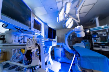 Gelişmiş Cerrahi Teknoloji Suiti. Gelişmiş tıbbi teknoloji ve aydınlatma ile donatılmış, prosedürlere hazır, modern bir cerrahi süit..