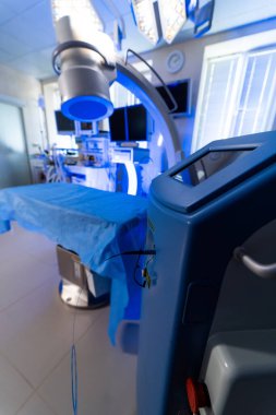 Ameliyathane tıbbi prosedürler için hazır. Modern bir cerrahi odasında gelişmiş ekipman ve temiz yüzeyler tıbbi işlemler ve operasyonlar için hazırdır..
