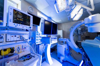 Yüksek teknoloji cerrahi odası. Gelişmiş ekipman ve ışıklandırmaların olduğu yüksek teknoloji cerrahi tesisi.