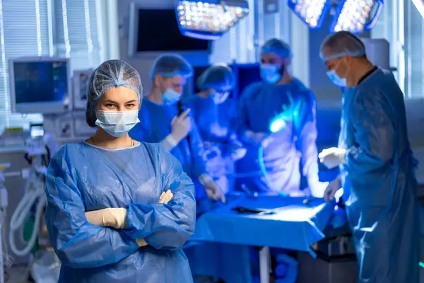 Hastane personeli tarafından ameliyat. Cerrahlar ve maskeli hemşireler tam teçhizatlı bir ameliyathanede cerrahi müdahalede bulundular..