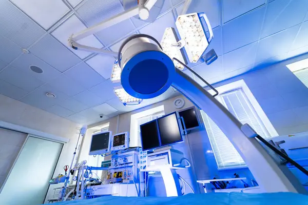Gelişmiş cerrahi aydınlatma odası. Modern monitörlerle donatılmış yüksek teknoloji cerrahi odası ve parlak tepelik ışıklar, gündüz vakti ameliyata hazır..