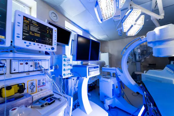 Yüksek teknoloji cerrahi odası. Gelişmiş ekipman ve ışıklandırmaların olduğu yüksek teknoloji cerrahi tesisi.