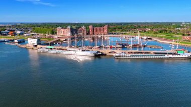 Hollanda limanında gemi turu. Gezici gemiler, açık güneşli bir günde, yeşil manzaralı, Hollanda 'da yoğun bir marinaya demirlediler..