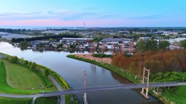 Hollanda Köprüsü manzaralı. Hollanda 'da bir nehrin üzerindeki köprüyü gösteren sakin bir manzara..