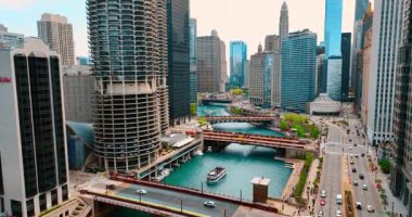 Turist teknesi sayısız köprünün altında Chicago Nehri kıyısında yüzüyor. Görüntü: Chicago, Illinois, ABD.