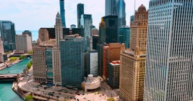 Chicago Nehri 'nin üzerinde inanılmaz modern çeşitlilikte mimari. Chicago, Illinois, ABD şehir merkezi. Arabalar şehrin caddelerinde hareket ediyor. Hava görünümü.