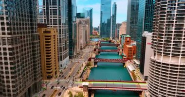 Chicago Nehri 'nin üzerindeki köprüleri ve caddeleri izleyin. Chicago, Illinois, ABD 'nin güzel modern binalarının insansız hava aracı görüntüleri..