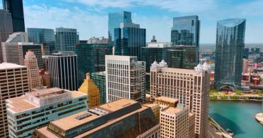 Chicago, Illinois, ABD 'deki çeşitli binaların tepesinde. Modern şehrin çarpıcı mimarisi.