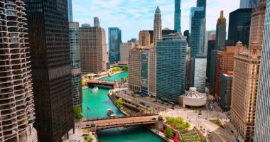 Modern Chicago 'nun güzel şehir merkezi, Illinois, ABD. İnsansız hava aracı Şikago Nehri 'nin üzerinden geçiyor..