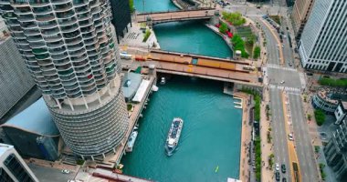 Gündüz vakti Şikago Nehri 'nden aşağı iniyor. Şikago, Illinois, ABD şehir merkezindeki yuvarlak kule boyunca hareket.