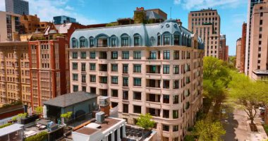 Çatılarında bahçeler olan güzel eski tarz apartman blokları. Chicago, Illinois, ABD 'deki yerleşim bölgesinde yükselişte..