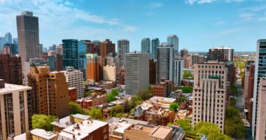 Chicago, Illinois, ABD 'deki yerleşim bölgesinde çeşitli binalar. Güneşli bir günde Metropolis 'in güzel şehir mimarisi. Üst görünüm.