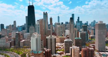 Modern Chicago, Illinois, ABD 'nin muhteşem mimarisi. Gökyüzünün mavi bulutlu zemininde güneşli metropolün çeşitli gökyüzü.