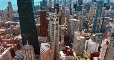 Şikago şehir merkezinin inanılmaz çeşitli mimarisi. Metropolün ünlü gökdelenleri.