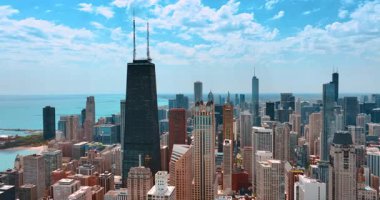 Güneşli bir günde John Hancock Merkezi 'nin çatısına yaklaşıyoruz. Chicago, Illinois, ABD şehir merkezinin üstündeki uçuş.