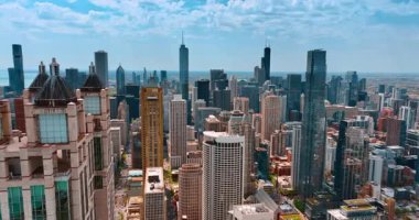 Modern Chicago, Illinois, ABD 'deki gökdelenler üzerinde uçuş. İHA şehir merkezinde gündüz vakti uçuyor..