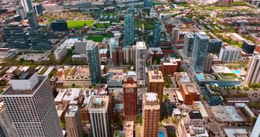 Modern Chicago, Illinois, ABD 'nin renksiz şehir manzarası. Alçak ve yüksek binalar, caddeler ve parklar tepeden bakıldığında canlı şehir..