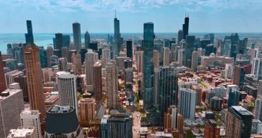 Chicago, Illinois, ABD 'nin grev merkezindeki görüntüler. İnsansız hava aracı gün içinde şehrin yüksek binaları ve gökdelenleri üzerinde yavaşça uçuyor..