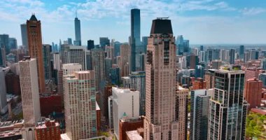 Chicago, Illinois, ABD 'nin göz kamaştırıcı gökdelenleri. Finans merkezinin güzel mimarisi.