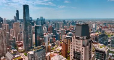 Muhteşem Chicago, Illinois, ABD 'nin engin manzarası. Güneşli bir günde modern metropolün şehir merkezinde insansız hava aracı uçuşu..