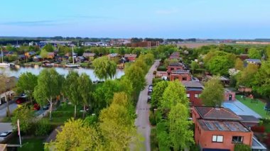 Birden fazla kanalı olan yeşil bir köy. Hollanda, Vinkeveen üzerinde İHA uçuşu.
