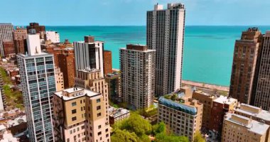 Chicago, Illinois, ABD 'de çeşitli yükseklikteki yüksek binalar. Michigan Gölü 'nün kıyısında bir mahalle..