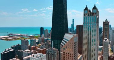 Chicago, Illinois, ABD 'deki John Hancock Center' ın binasına yaklaşıyoruz. Arkaplanda Donanma İskelesi ve Michigan Gölü 'nün mavi su manzarası.