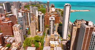 Chicago, Illinois, ABD 'deki yüksek binaların üzerinde uçuyor. Michigan Gölü boyunca uzanan muhteşem Lake Shore Drive 'a bakın..