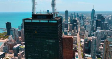 John Hancock Merkezi 'nin tepesine iki antenle çıkıyor. Şok edici Chicago, Illinois, ABD ve Michigan Gölü 'nün su manzarası üzerine hava perspektifi.