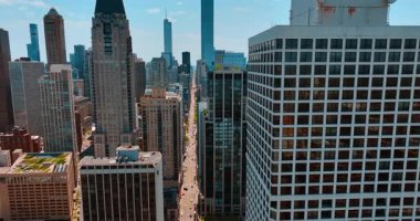 Chicago, Illinois, ABD merkezindeki yüksek binaların cephelerinde uçuş. Şehirden geçen uzun düz caddenin üzerindeki görüntüler. Hava görünümü.