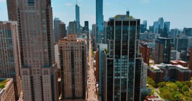 Modern Chicago, Illinois, ABD 'nin uzun düz caddelerinin kesişimine bakın. Güneşli bir günde muhteşem metropol üzerine havadan bir perspektif.