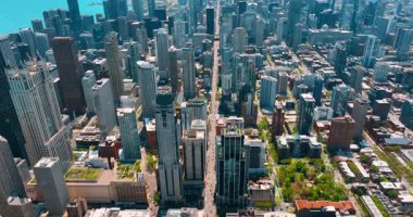 Yükselen gökdelenler ve uzun düz caddeler Şikago, Illinois, ABD manzarasını geçiyor. Metropolis 'in merkezinden kuş bakışı..