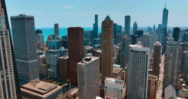 Chicago, Illinois, ABD 'de benzer binalar yok. İHA görüntüleri Michigan Gölü 'nün arka planında..