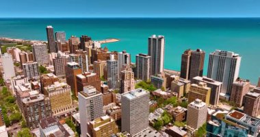 Modern Chicago, Illinois, ABD 'nin güzel yüksek binalarının üzerinde uçuyor. Michigan Gölü 'nün sonsuz mavi su manzarası.