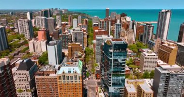 Chicago, Illinois, ABD 'de çarpıcı bir manzara. Michigan Gölü kıyısındaki çeşitli yüksek binalar arasında insansız hava aracı uçuşu.