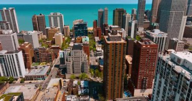 Büyük bir metropolde farklı yükseklikteki çeşitli renkli binalar. Chicago, Illinois, ABD Michigan Gölü 'nün kıyısında. Hava görünümü.