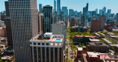 Modern Chicago, Illinois, ABD şehir merkezinde. Güneşli bir günde Metropolis 'in muhteşem gökdelenlerine bakın..
