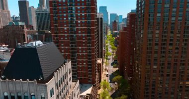 Chicago, Illinois, ABD merkezindeki yüksek binaların kahverengi cepheli görüntüleri. Arka planda fantastik gökdelenler.