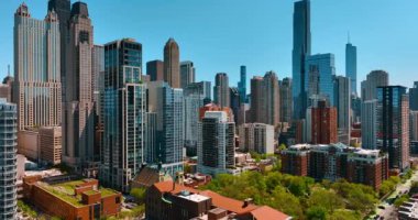 Şikago, Illinois, ABD merkezindeki çeşitli modern güzel gökdelenlerin fantastik manzarası. Düşük katlı binaların üzerindeki yemyeşil arazi araçlarının görüntüleri..